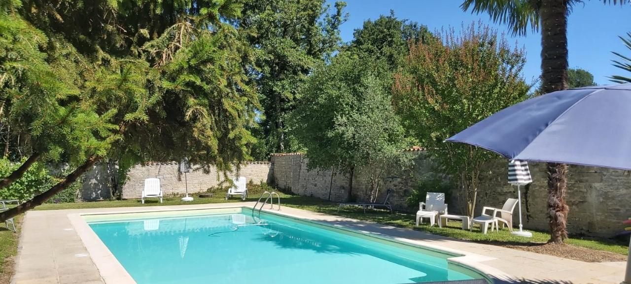 Logis Des Bessons Migron Exterior foto